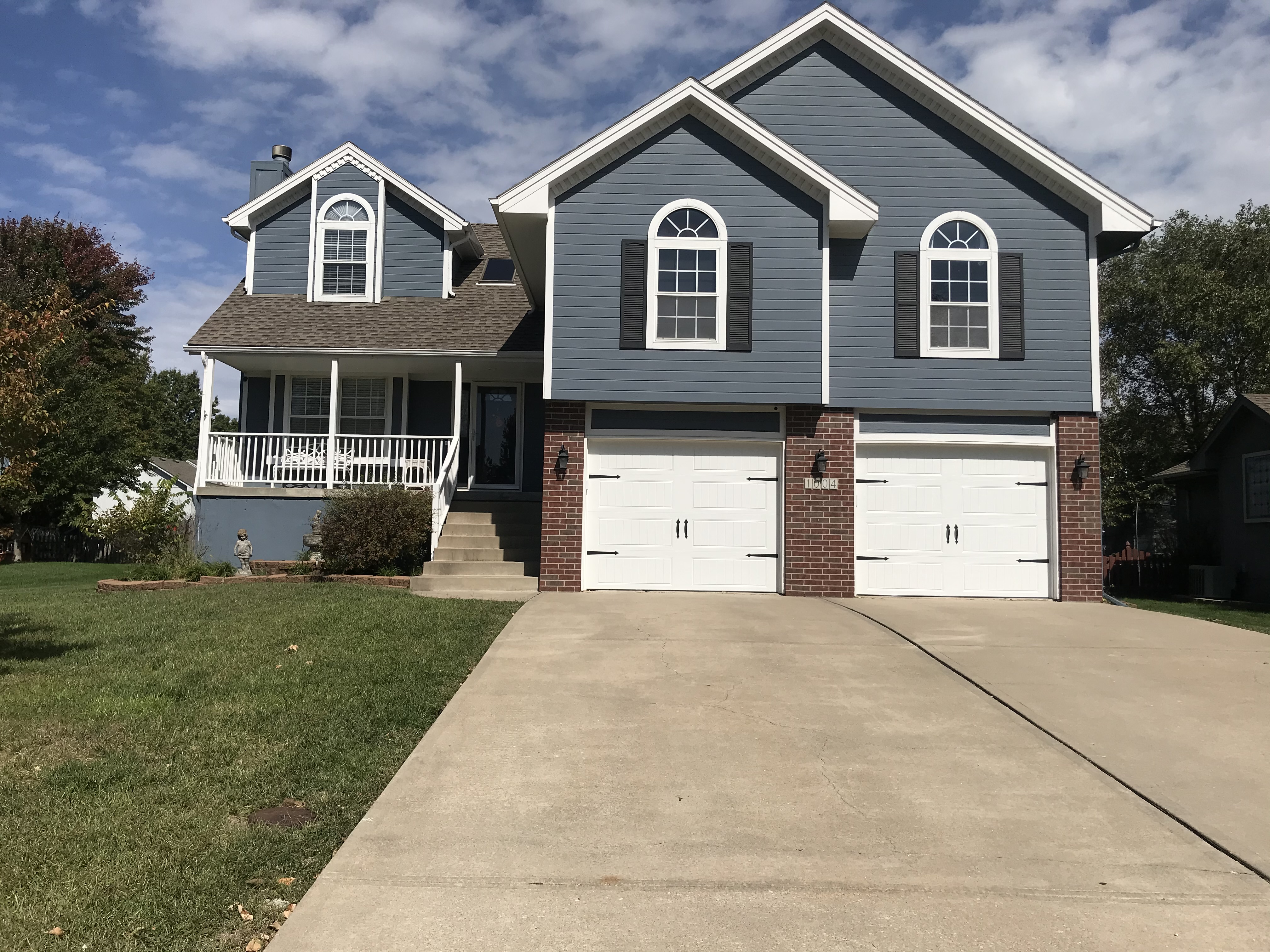 House exterior before AI paint visualization