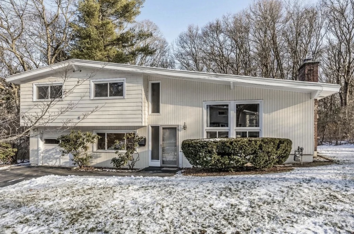 House exterior before AI paint visualization