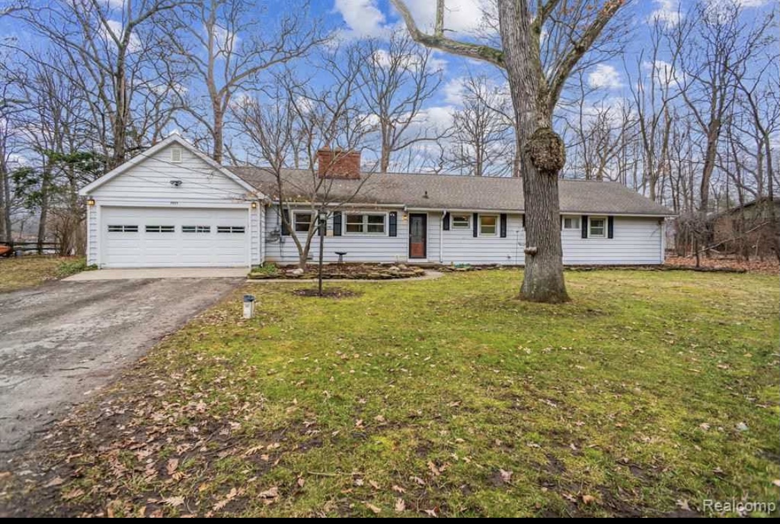 House exterior before AI paint visualization