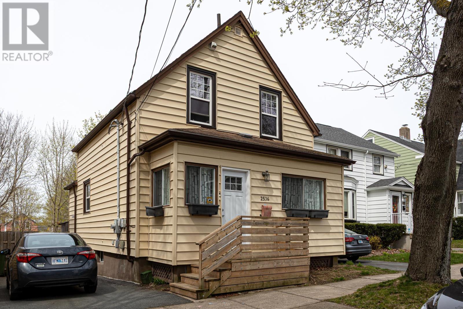 House exterior before AI paint visualization