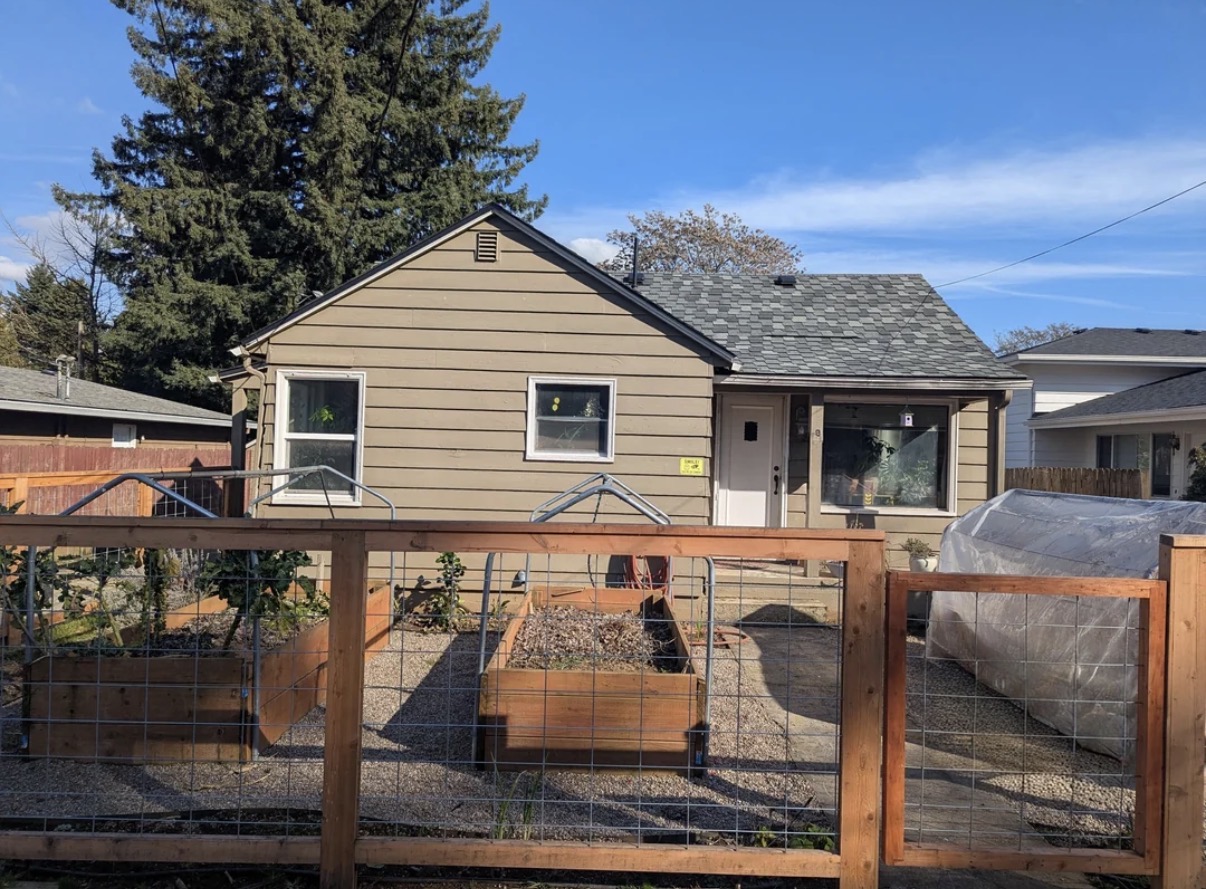 House exterior before AI paint visualization