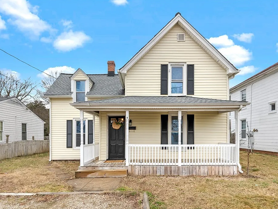 House exterior before AI paint visualization