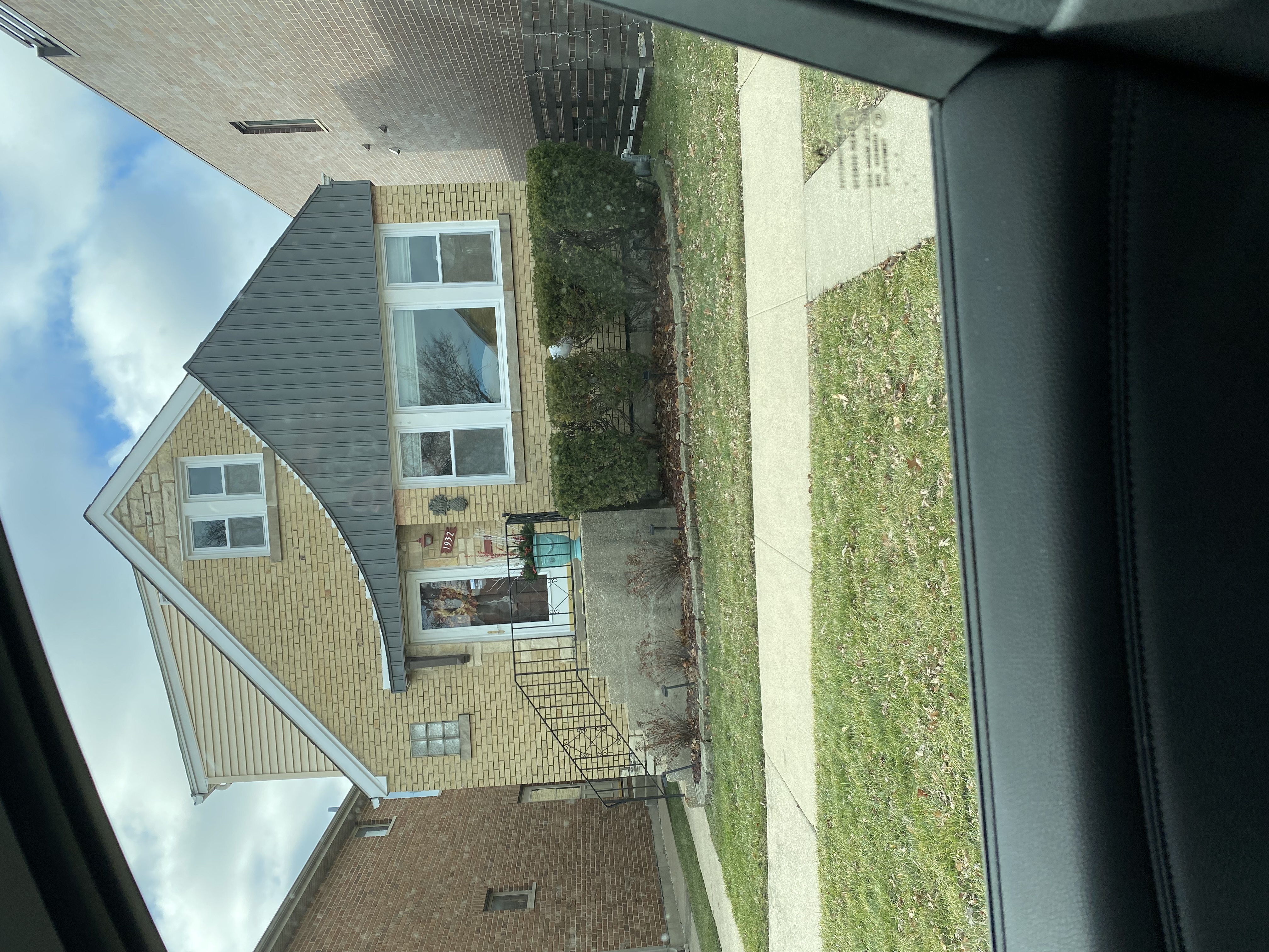 House exterior before AI paint visualization