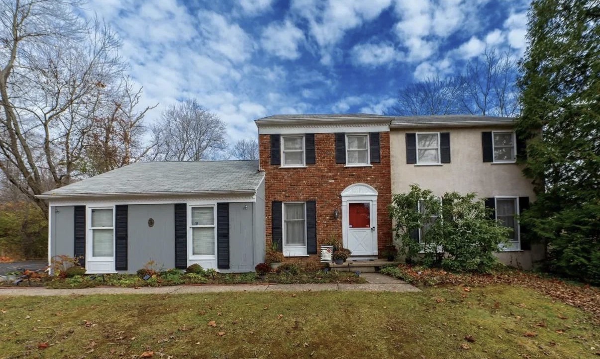 House exterior before AI paint visualization