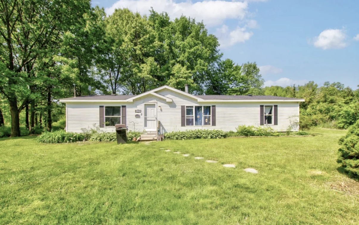 House exterior before AI paint visualization